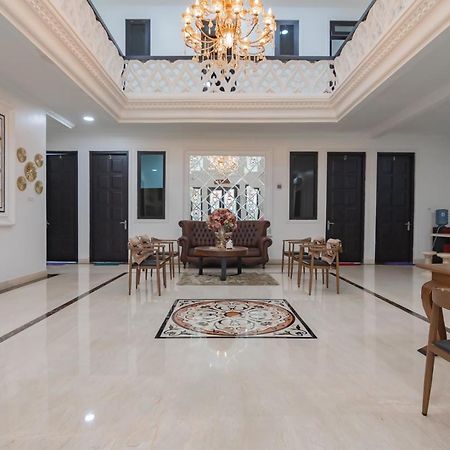 Family Homestay Syariah Cirebon Mitra Reddoorz Esterno foto