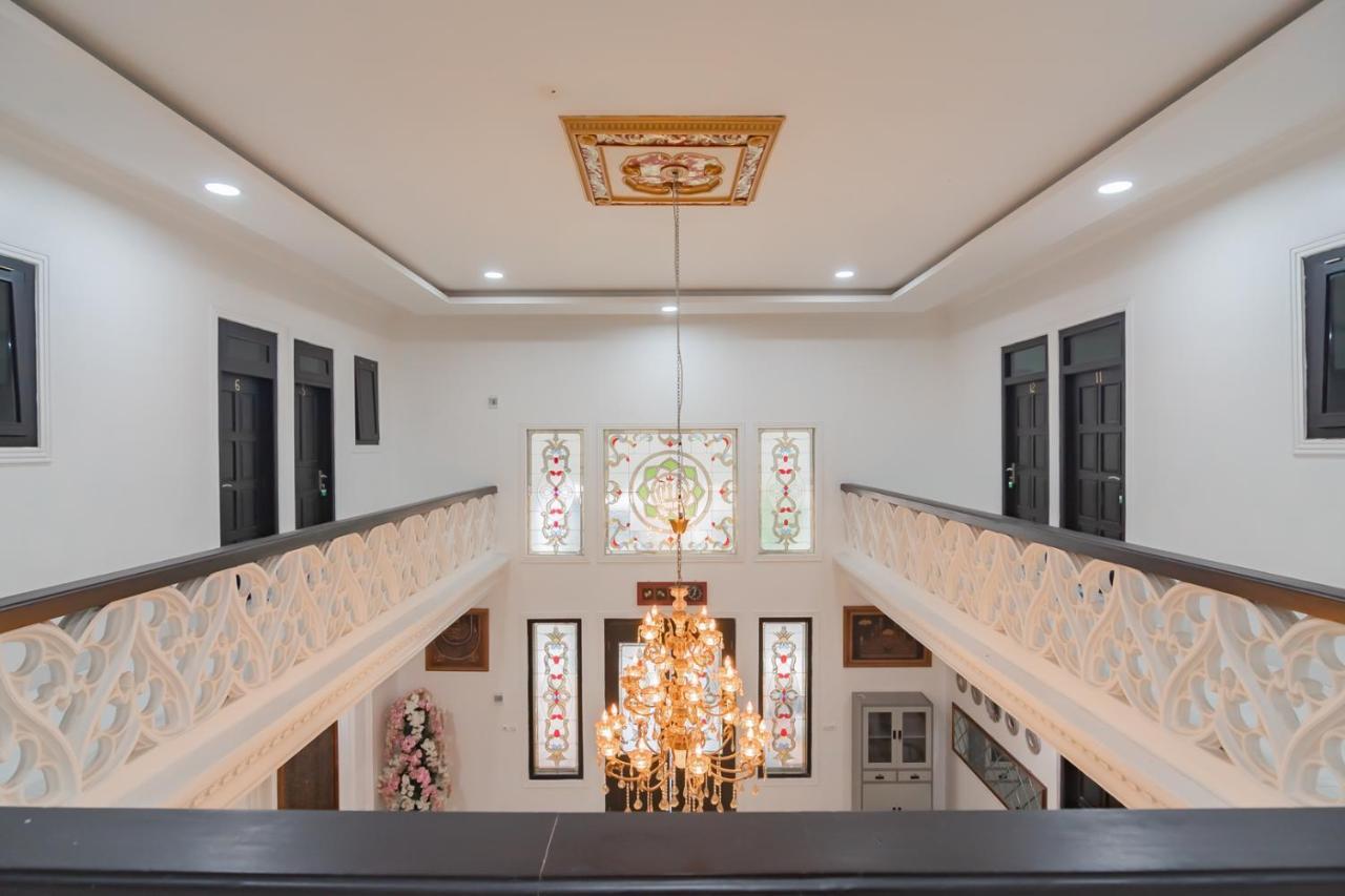 Family Homestay Syariah Cirebon Mitra Reddoorz Esterno foto