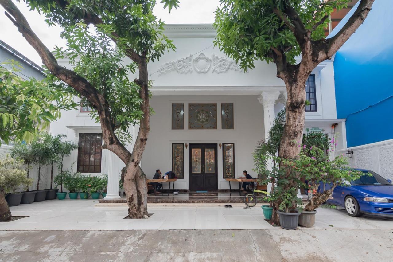 Family Homestay Syariah Cirebon Mitra Reddoorz Esterno foto