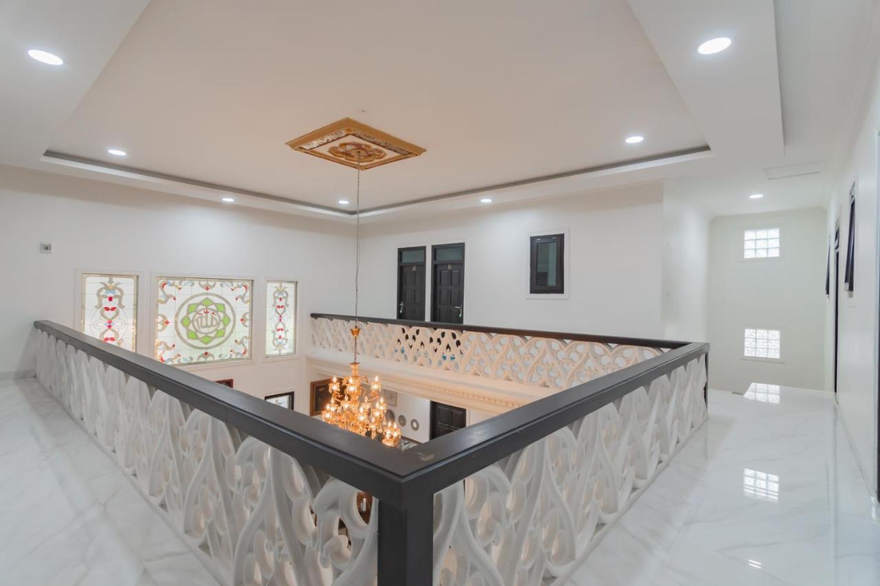 Family Homestay Syariah Cirebon Mitra Reddoorz Esterno foto