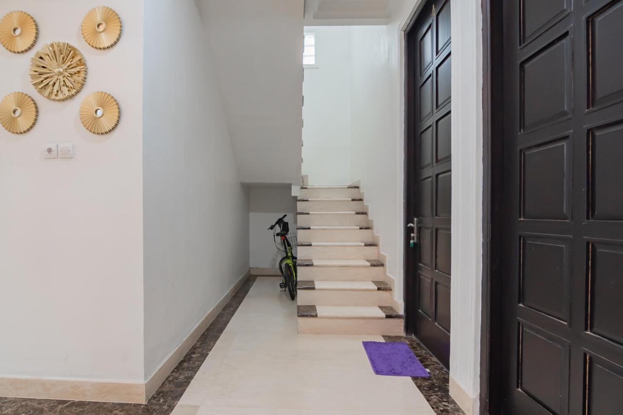 Family Homestay Syariah Cirebon Mitra Reddoorz Esterno foto