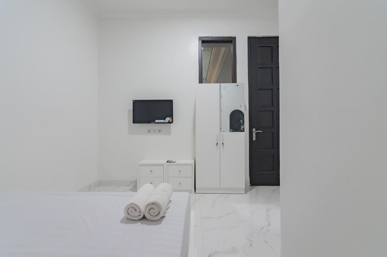 Family Homestay Syariah Cirebon Mitra Reddoorz Esterno foto